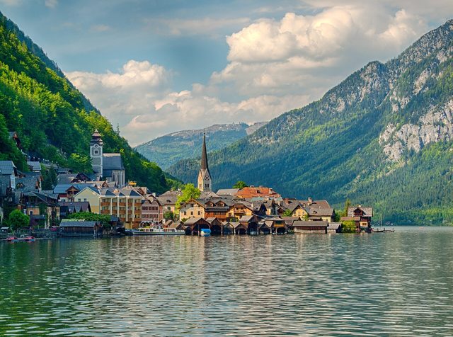 From Vienna: Wachau, Melk Abbey, Hallstatt and Salzburg